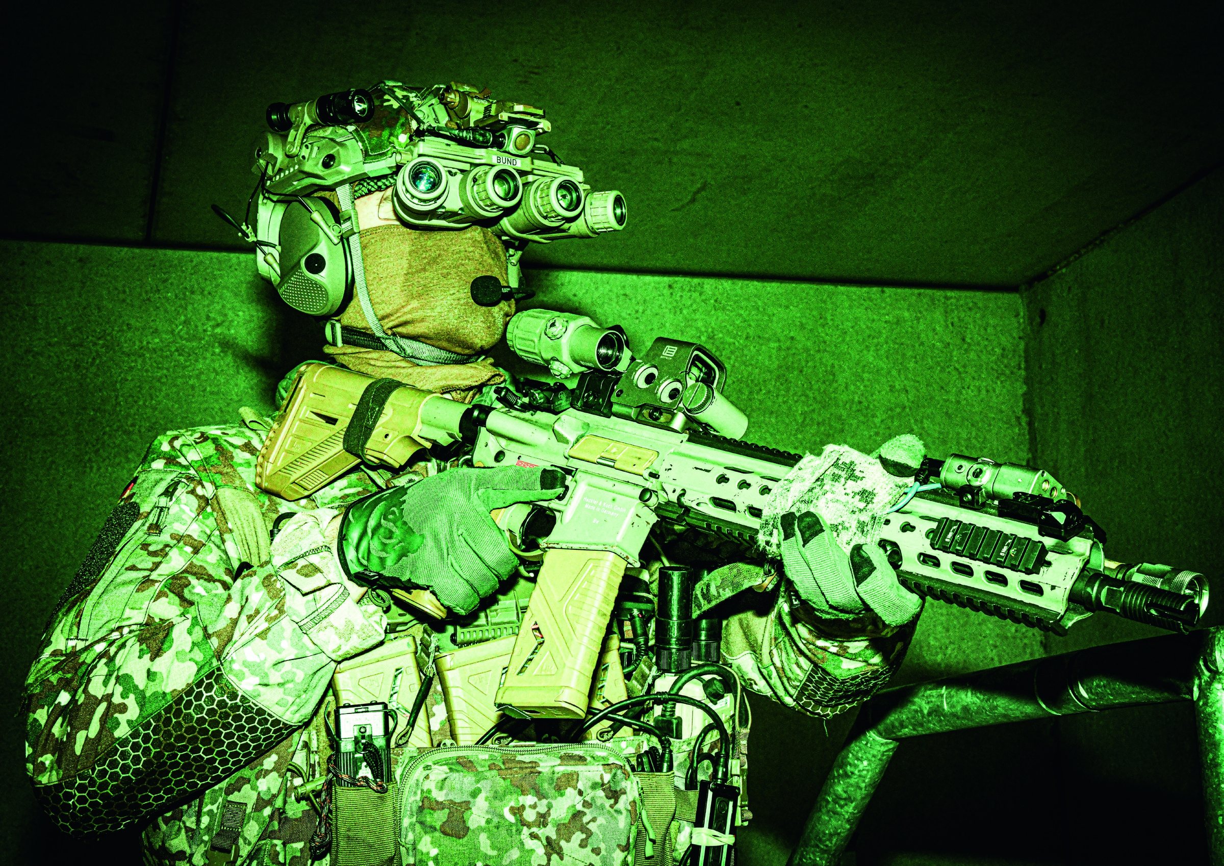 Soldat einer Spezialeinheit mit Nachtsichtgerät und Sturmgewehr im Einsatz